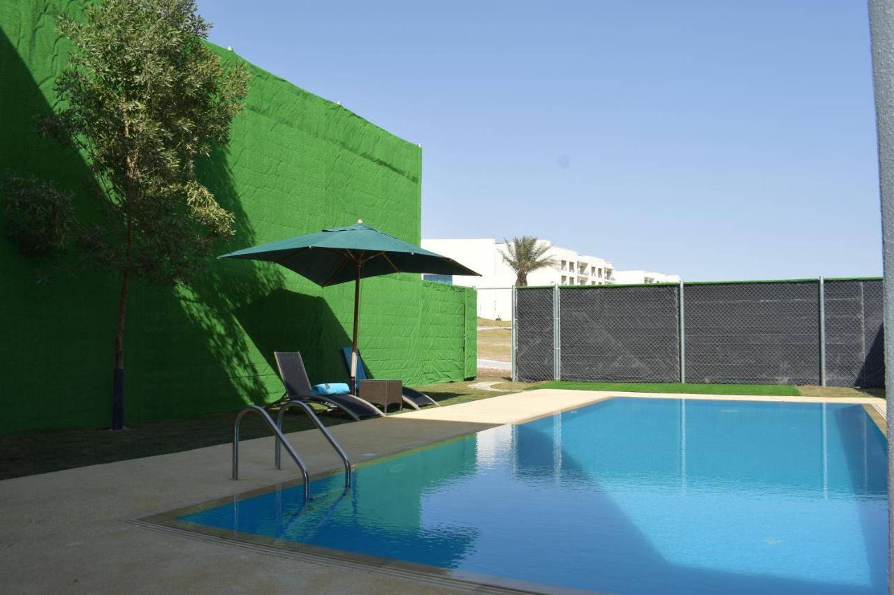 Retaj Salwa Resort & Spa Doha Exterior foto A swimming pool in a private garden
