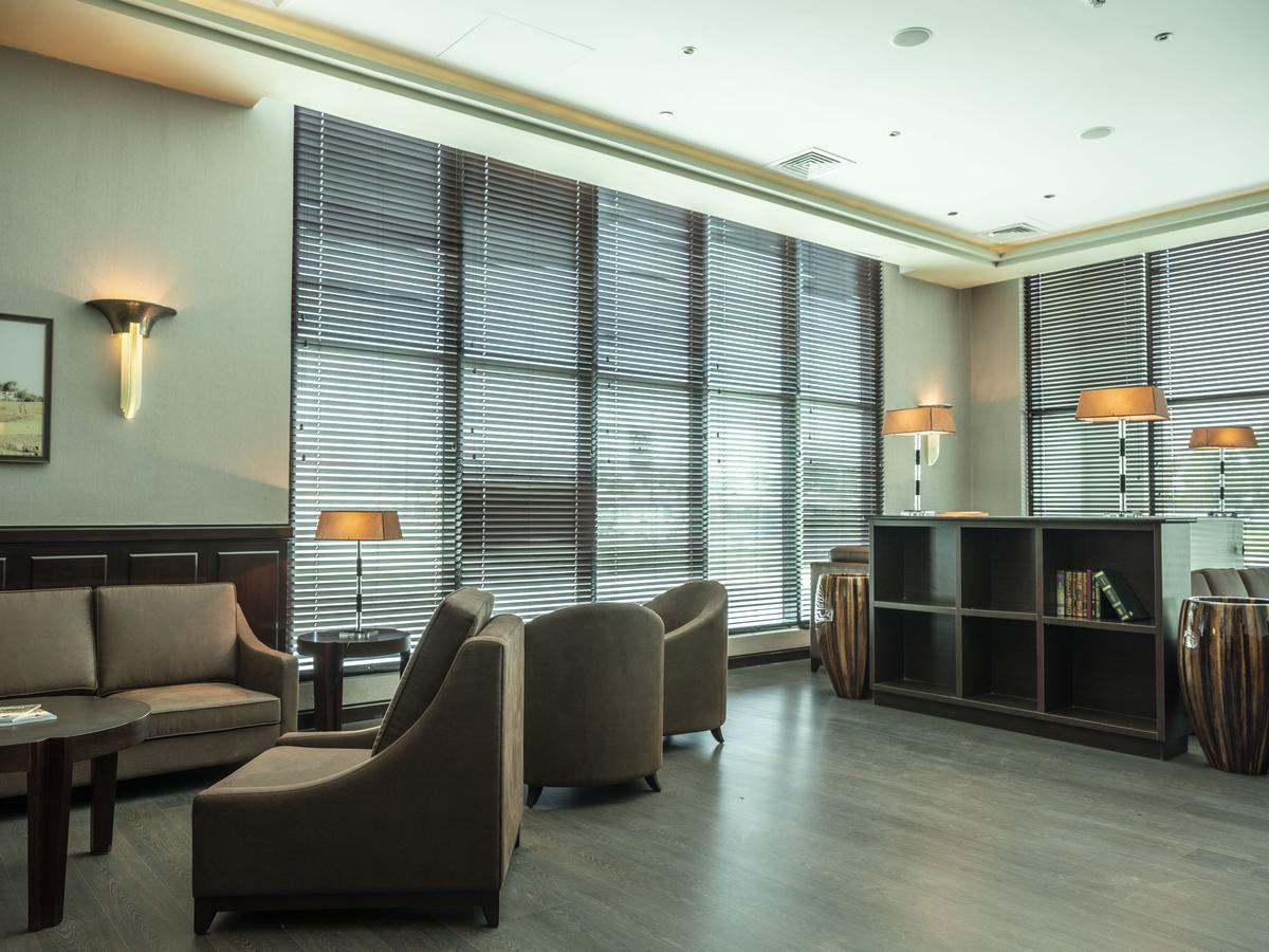 Retaj Salwa Resort & Spa Doha Exterior foto The lounge at the airport