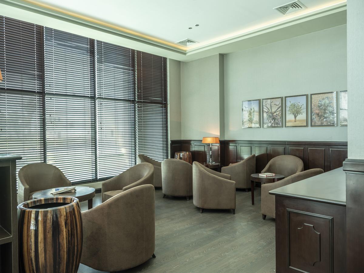 Retaj Salwa Resort & Spa Doha Exterior foto The lounge at the airport